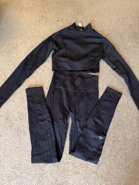 ALO Yoga Black Cable-Knit Seamless Top and bottom set